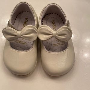 Baby girl white shoes in EUC